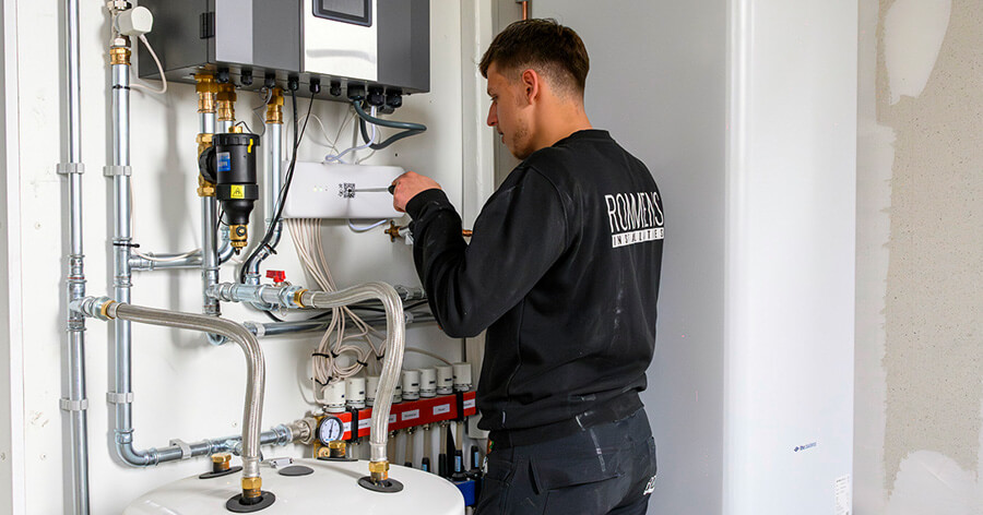 Installateur werkt aan installatie HCC100 